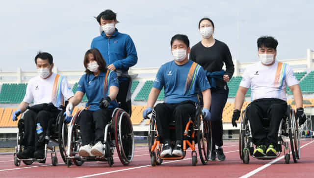 창원시 휠체어컬링팀 선수와 감독,코치가 창원종합장에서 체력 훈련을 하고 있다.