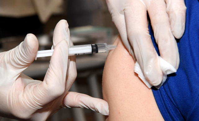 창원한마음병원 대회의실에서 의료진들의 아스트라제네카 코로나19 백신 접종이 진행되고 있다./경남신문 자료사진/