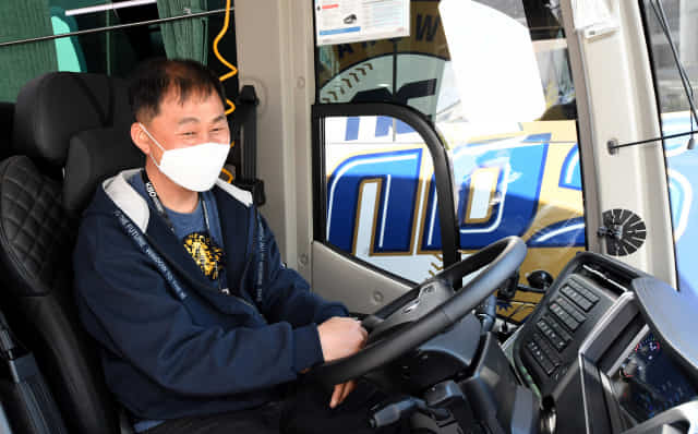 구단 1호차 버스를 운행하는 NC 다이노스 지원서비스팀 안석환 매니저가 구단 버스와 관련된 일화를 들려주고 있다./성승건 기자/
