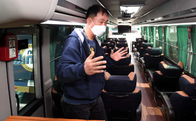 구단 1호차 버스를 운행하는 NC 다이노스 지원서비스팀 안석환 매니저가 구단 버스와 관련된 일화를 들려주고 있다./성승건 기자/