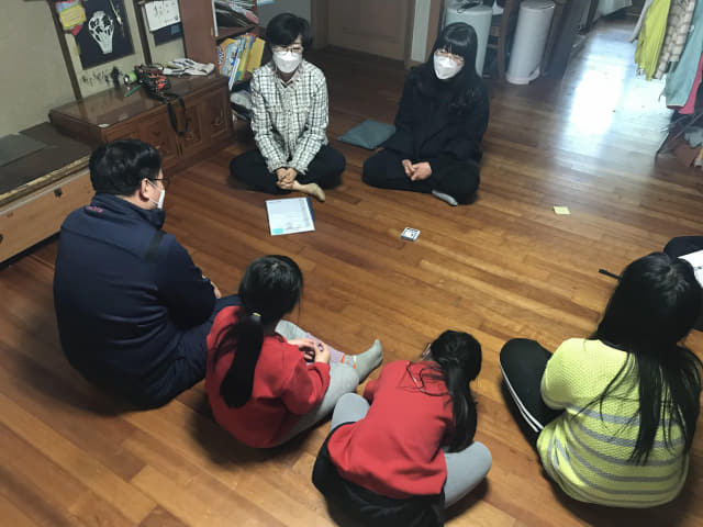 지난달 23일 오후 김해에 살고 있는 세아네 가족들이 사례관리담당자와 이야기를 나누고 있다.