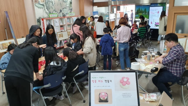 마산합포도서관 ‘벚꽃 비누 만들기’.