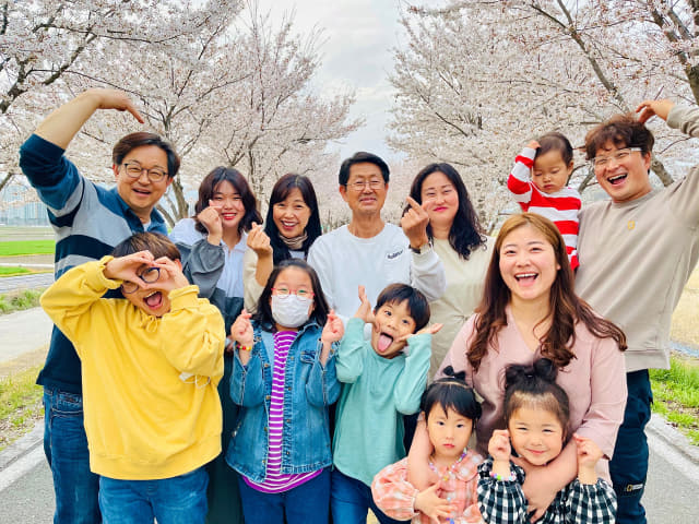 거창군이 개최한 2021 거창군 가족사진 공모전에서 북한에서 온 이모와 함께 사는 대가족의 모습을 담아 최우수상에 선정된 ‘거창에서 백두까지’ 작품./거창군/