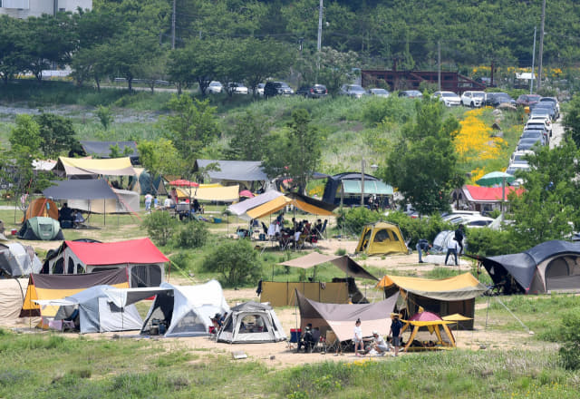 23일 오후 창원시 의창구 동읍 본포수변생태공원을 찾은 시민들이 캠핑을 하고 있다./김승권 기자/
