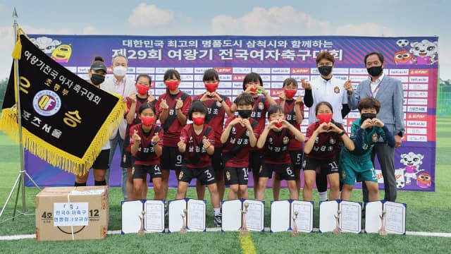 남강초등학교 여자축구팀이 우승한 후 기념사진을 찍고 있다./남강초/