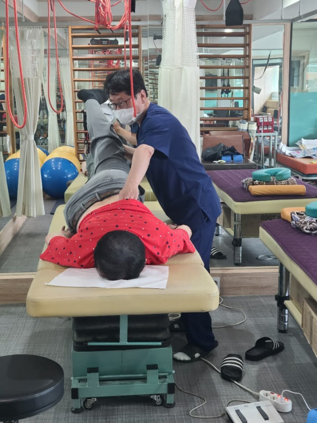 김홍윤 바른몸 한의원 원장이 어깨통증으로 내원한 환자를 진료하고 있다.