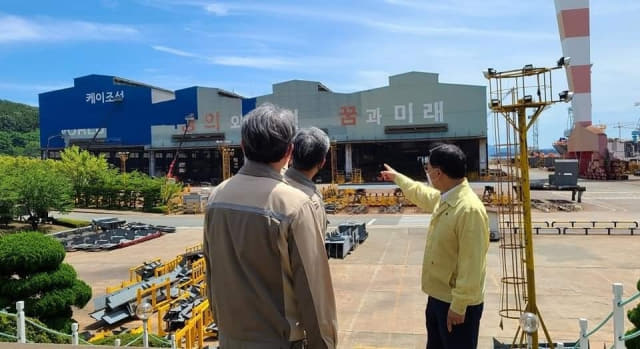 지난 20일 허성무 창원시장이 케이조선으로 사명을 변경하는 STX조선해양을 방문해 격려하고 있다./허성무 시장 페이스북/