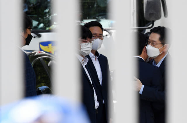 김경수(오른쪽)전 경남지사가 26일 오후 창원교도소에서 작별 인사를 하고 있다./성승건 기자/
