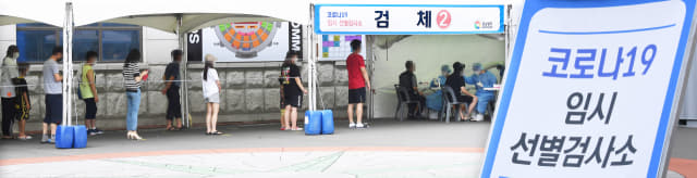 1일 창원스포츠파크 만남의 광장에 마련된 코로나19 임시선별진료소에서 시민들이 코로나19 검사를 받고 있다./김승권 기자/