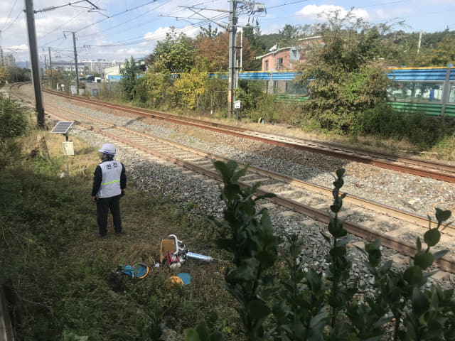 2019년 10월 22일 발생한 열차와 작업자들의 충돌로 선로작업 중 사망사고가 발생한 밀양역 도착 500m 지점. 작업자들의 안전모가 떨어져 있다./경남신문DB/