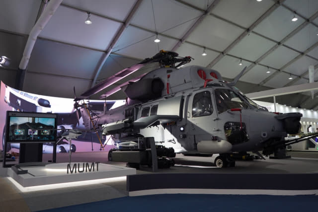 ADEX에서 최초 공개되는 실물기 규모의 상륙공격헬기와 유무인복합체계(MUM-T)./KAI/
