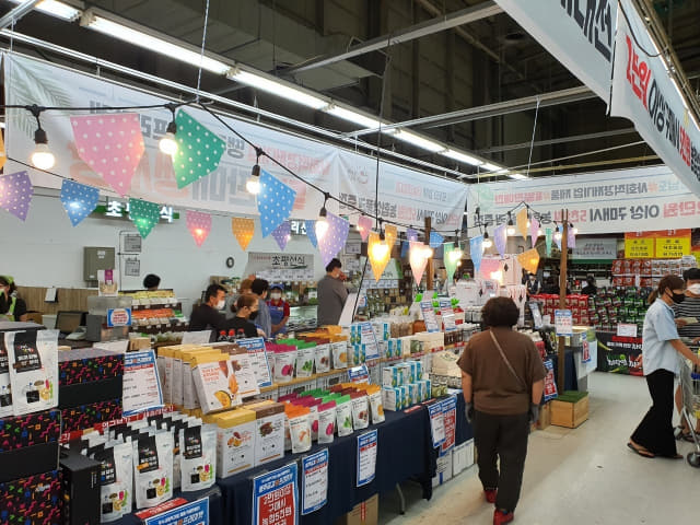 [사회적경제기업간상생·사업] 서울 창동 하나로마트 내에 있는 국내 최대 규모의 사회적경제 오프라인 매장인 ‘공감마켓 정’에서 고객들이 경남 사회적경제기업 제품들을 둘러보고 있다.