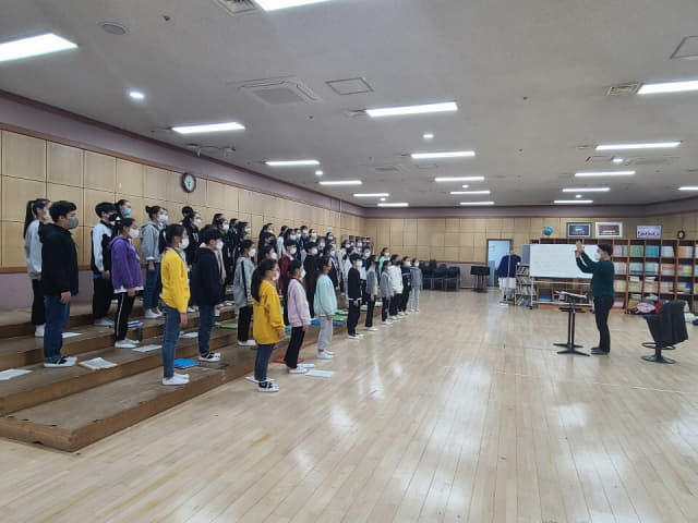 창원시립소년소녀합창단이 창원 성산아트홀 연습실에서 창단 30주년 정기연주회 연습을 하고 있다.