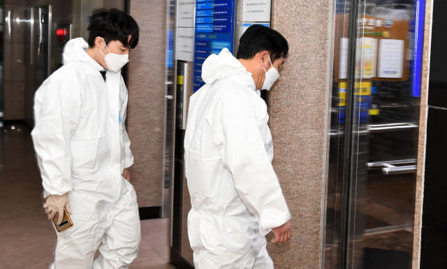 오후 보호복을 입은 방역당국 관계자들이 엘리베이터를 타고 병원으로 들어가고 있다./경남신문 자료사진/