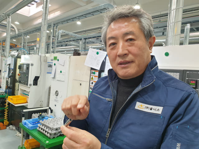 창원국가산단서 반도체 부품을 생산하는 (주)올니스 권오홍 대표가 생산 공정에 대해 설명하고 있다.