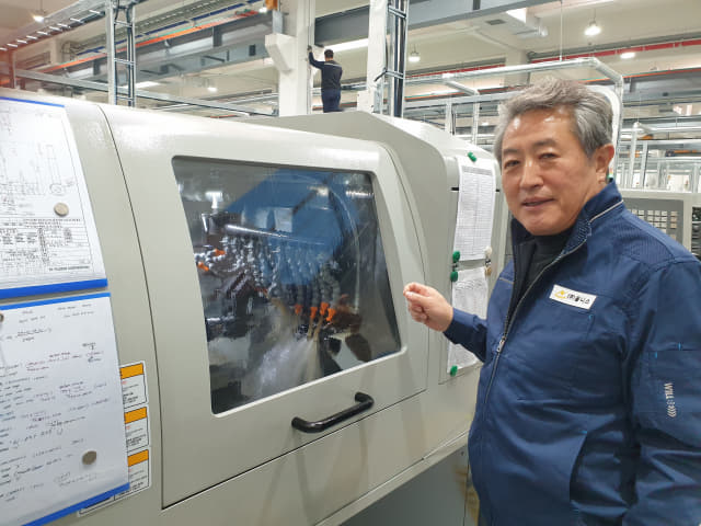 창원국가산단서 반도체 부품을 생산하는 (주)올니스 권오홍 대표가 생산 공정에 대해 설명하고 있다.