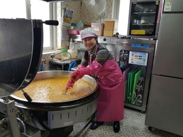 40여년간 봉사 활동을 펼치고 있는 김숙자씨가 단체 급식 봉사 활동을 하고 있다.