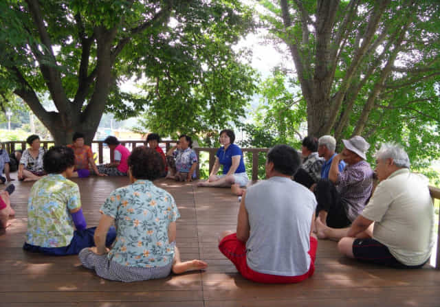 마을 주민들과 회의.