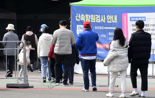 창원 만남의광장 임시 선별진료소에서 시민들이 코로나19 검사를 기다리고 있다./성승건 기자/