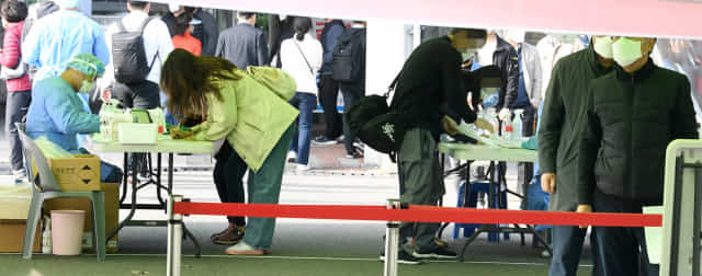 창원시 성산구 창원 만남의광장에 마련된 코로나19 임시 선별진료소에서 시민들이 검사를 기다리고 있다./경남신문 자료사진/