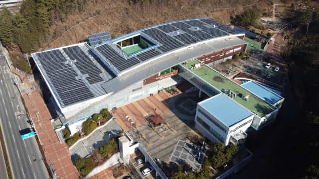 창원시 마산회원구 우리누리청소년문화센터 지붕에 태양광 발전기가 설치돼 있다./창원시민에너지협동조합/