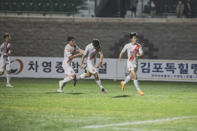 경남FC 선수들이 지난 11일 김포FC와 경기를 펼치고 있다./경남FC/