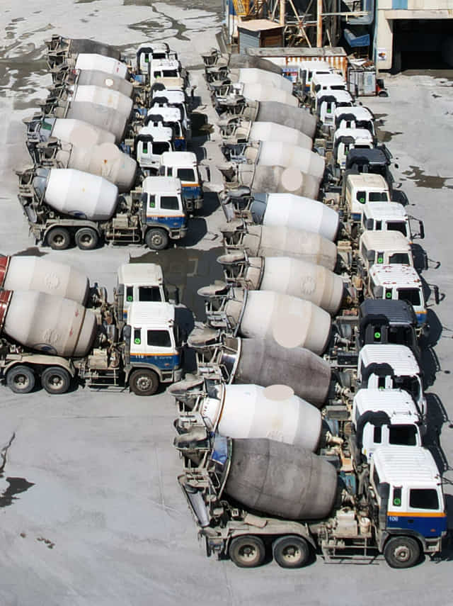 경남·부산지역 레미콘 운송노동자들이 총파업에 돌입한 9일 오후 김해의 한 시멘트 공장에 레미콘 차량들이 주차돼 있다./김승권 기자/