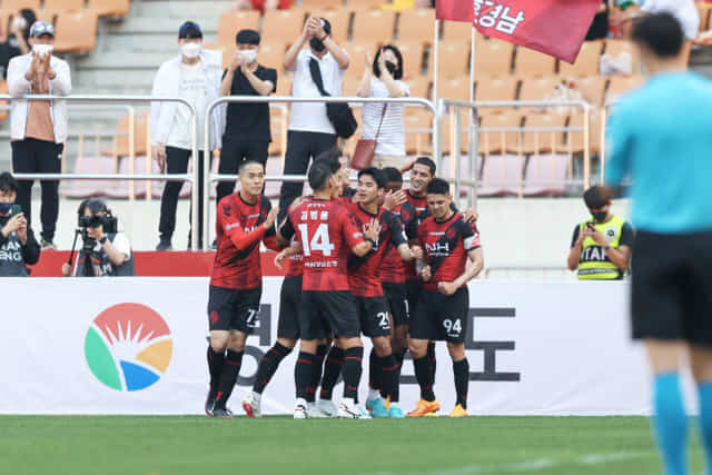 경남FC 선수들이 22일 진주종합운동장에서 열린 광주FC전서 승점 1점을 따낸 후 기뻐하고 있다./한국프로축구연맹/