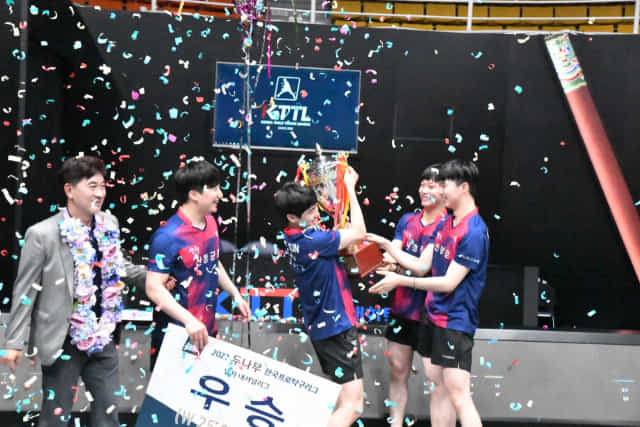 산청군청 선수들이 한국 첫 프로탁구 챔피언 트로피 들고 환호하고 있다./산청군/