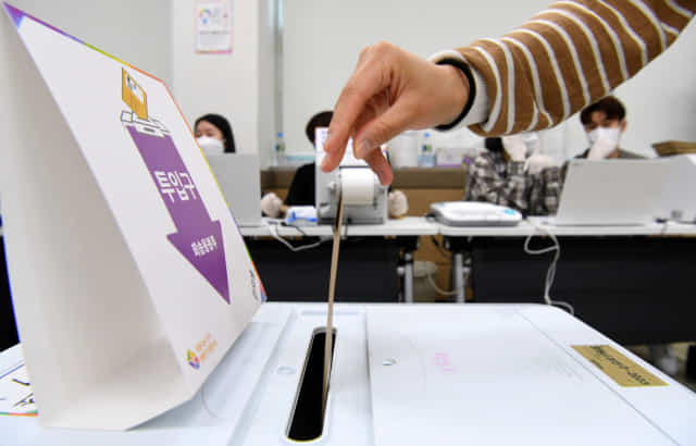 사전투표소에서 유권자들이 소중한 한표를 행사하고 있다./경남신문 자료사진/