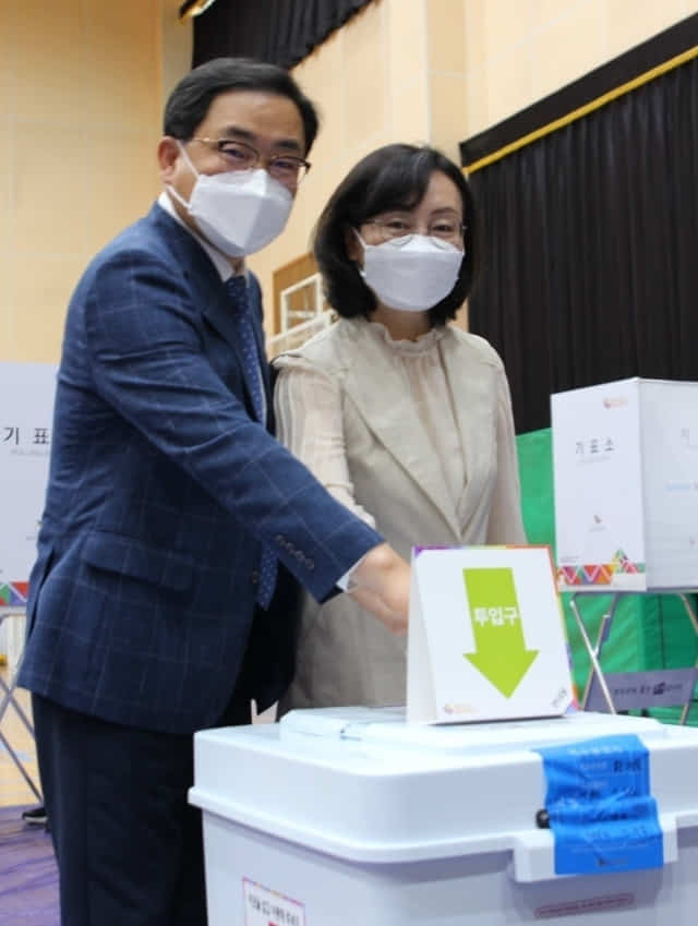 허성무 창원시장 후보가 27일 상남동 사전투표소에서 투표를 하고 있다./허성무 후보 선대위/