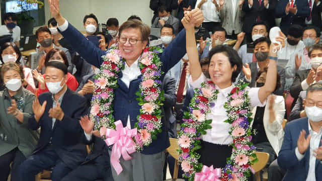 1일 국민의힘 박형준 부산시장 후보가 당선이 확실해지자 자신의 선거사무소에서 기뻐하고 있다./당선인 측/