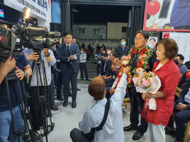 1일 국민의힘 홍태용 김해시장 후보가 당선이 확실해지자 자신의 선거사무소에서 축하를 받고 있다./당선인 측/