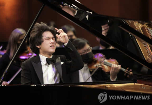 피아니스트 임윤찬이 ‘반 클라이번 국제 피아노 콩쿠르’ 결선에서 피아노 곡을 연주하고 있다./연합뉴스/