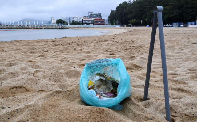 김용락 기자가 지난 23일 창원시 마산합포구 광암해수욕장에서 '줍깅'으로 수거한 쓰레기들./성승건 기자/