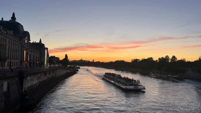 지난 6월 1일 오후 10시께 프랑스 파리 퐁 로얄 다리 위에서 찍은 센강의 모습. 센강은 파리시민에게 냉방에너지를 제공하는 주요 열원이기도 하다.