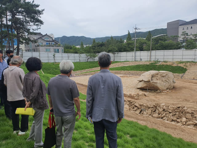 경남도 문화재위원들이 8일 구산동 지석묘 현장을 살펴보고 있다.