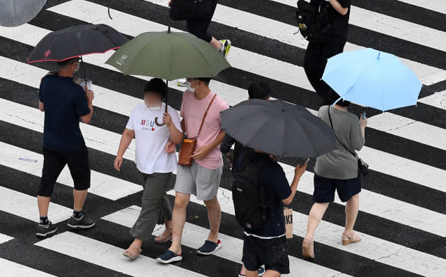 수도권에 많은 비를 뿌린 비구름이 남하하고 있는 가운데 11일 오후 창원시청 사거리에서 우산을 쓴 시민들이 발걸음을 재촉하고 있다./성승건 기자/