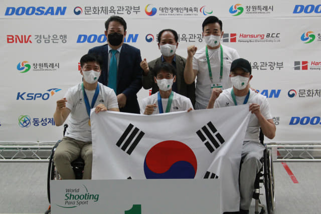 김학선·주성철·박진호 팀이 R3(SH1, 10M 혼성 공기소총 복사 단체전)에서 금메달을 획득한 후 기념촬영을 하고 있다.