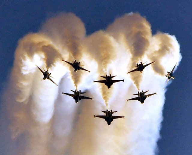 23일 사천시 제3훈련비행장에서 열린 ‘2022사천에어쇼’에서 공군 특수비행팀‘블랙이글스’가 스모크를 뿜어내며 고난도 에어쇼를 펼치고 있다./전강용 기자/