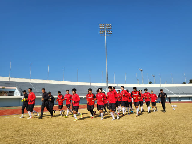 경남FC 선수들이 1일 함안스포츠타운 축구전용구장에서 열린 마무리 캠프에 합류해 훈련을 하고 있다./경남FC/