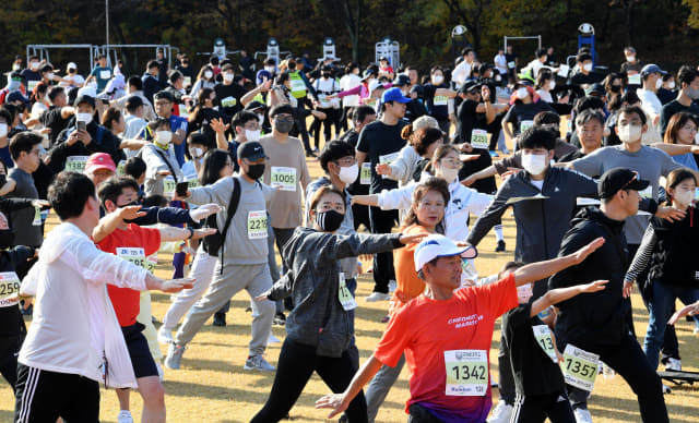 ‘제19회 경남마라톤대회 건강달리기’ 참가자들이 출발에 앞서 스트레칭을 하고 있다.