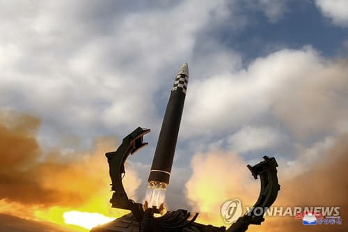 (평양 조선중앙통신=연합뉴스) 북한이 지난 18일 김정은 국무위원장의 지도 아래 신형의 대륙간탄도미사일 화성-17형을 시험 발사했다. 조선중앙통신은 19일 