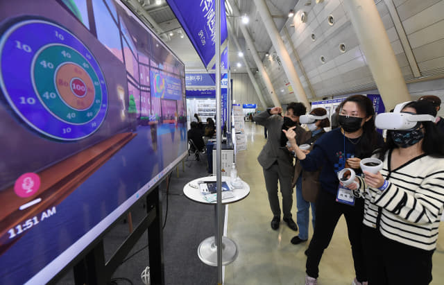22일 창원컨벤션센터(CECO) 제1전시장에서 개막한 ‘그린스마트미래학교 박람회’에서 시민들이 알트스페이스 VR을 활용한 다트 게임을 하고 있다./김승권 기자/