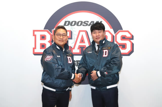 양의지(오른쪽)가 22일 서울시 잠실구장 두산 베어스 사무실에서 FA 계약을 한 뒤 전풍 대표이사와 기념 촬영하고 있다./연합뉴스/