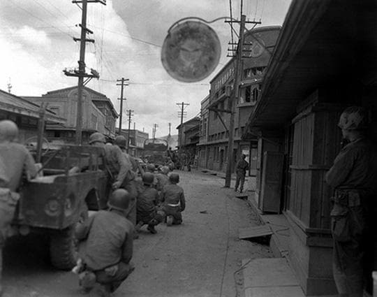 미 24사단 병사들이 대전시내에서 인민군 저격병의 공격에 응사하며 시가전을 벌이고 있다. 1950년 7월 20일./미국 국립문서기록보관청/