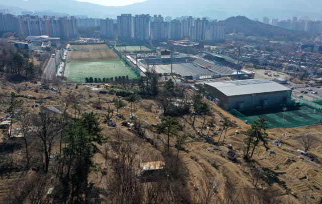지난달 6일 착공한 창원시 성산구 사파정동 창원 에어돔 실내축구장 건설 예정지./성승건 기자/