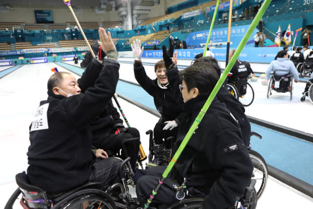 전국장애인체육대회 휠체어컬링 4인조에 출전한 경남 선수들이 파이팅을 외치고 있다./대한장애인체육회/