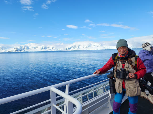 라상호 사진가가 빙하지대를 촬영하다 기념사진을 찍고 있다.