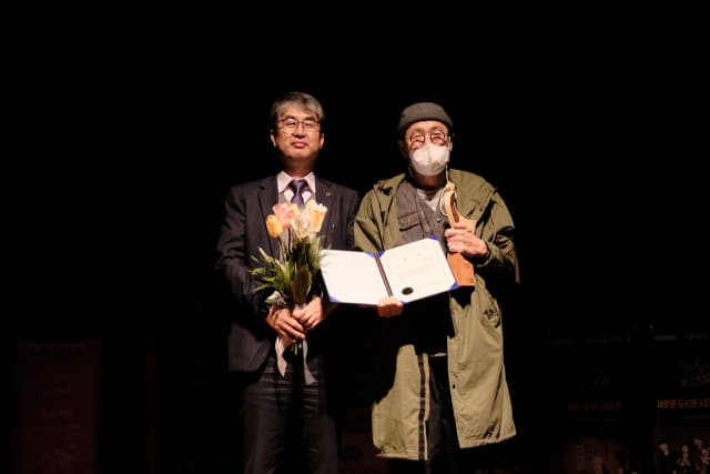 천영훈(오른쪽) 전 미소 대표가 경남연극제 단체 대상을 수상하며 기념촬영을 하고 있다.